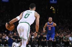 爱游戏全站重返赛场引发热议！，塔图姆在法国队比赛中比赛局势复杂上演精彩一战的简单介绍